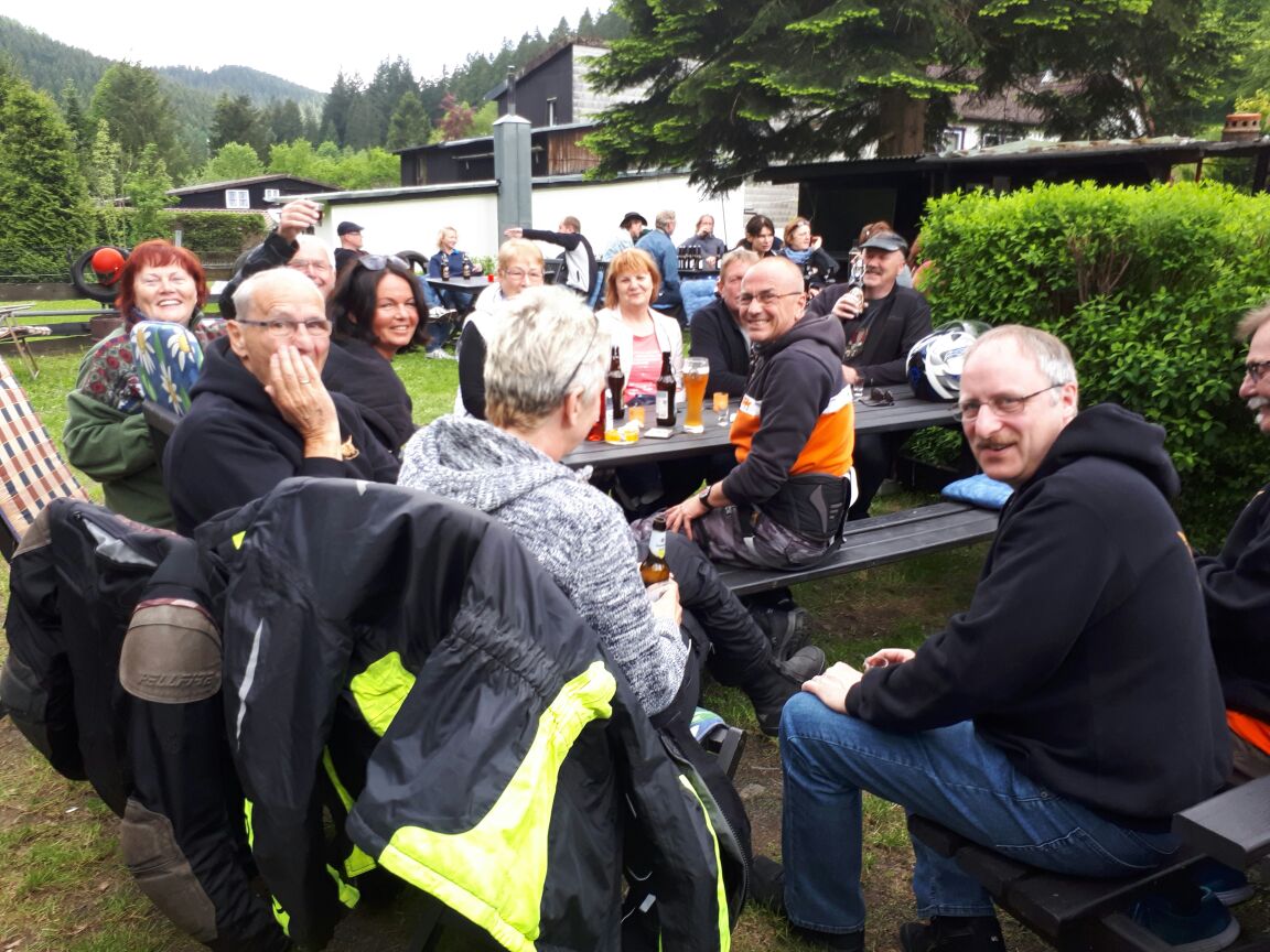 unser Biergarten Menschen an Bierbänken
